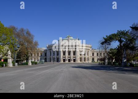 Wien, wegen COVID-19 menschenleerer Rathausplatz und Burgtheater // Wien, verlassener Rathausplatz und Burgtheater aufgrund COVID-19 Stockfoto