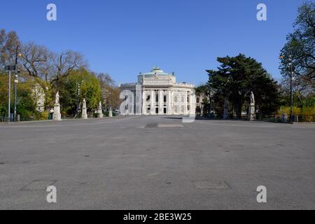 Wien, wegen COVID-19 menschenleerer Rathausplatz und Burgtheater // Wien, verlassener Rathausplatz und Burgtheater aufgrund COVID-19 Stockfoto