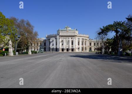 Wien, wegen COVID-19 menschenleerer Rathausplatz und Burgtheater // Wien, verlassener Rathausplatz und Burgtheater aufgrund COVID-19 Stockfoto