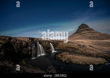 Nordlichter aurora borealis über dem Wasserfall Kirkjufell in Island Stockfoto