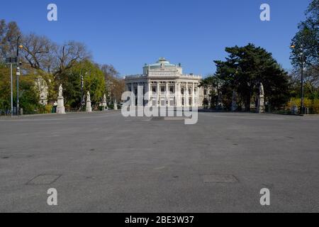 Wien, wegen COVID-19 menschenleerer Rathausplatz und Burgtheater // Wien, verlassener Rathausplatz und Burgtheater aufgrund COVID-19 Stockfoto