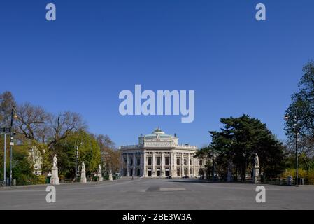 Wien, wegen COVID-19 menschenleerer Rathausplatz und Burgtheater // Wien, verlassener Rathausplatz und Burgtheater aufgrund COVID-19 Stockfoto