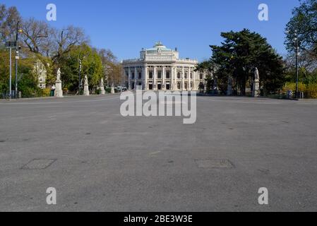 Wien, wegen COVID-19 menschenleerer Rathausplatz und Burgtheater // Wien, verlassener Rathausplatz und Burgtheater aufgrund COVID-19 Stockfoto