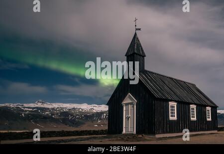 Nordlichter aurora borealis über der Schwarzen Kirche in Island Stockfoto