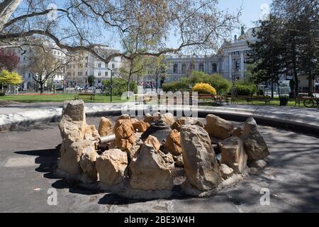 Wien, wegen COVID-19 menschenleerer Rathauspark // Wien, verlassene Rathauspark aufgrund COVID-19 Stockfoto