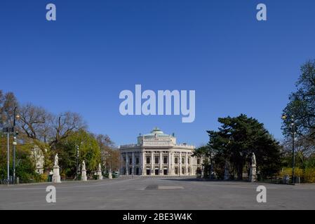 Wien, wegen COVID-19 menschenleerer Rathausplatz und Burgtheater // Wien, verlassener Rathausplatz und Burgtheater aufgrund COVID-19 Stockfoto