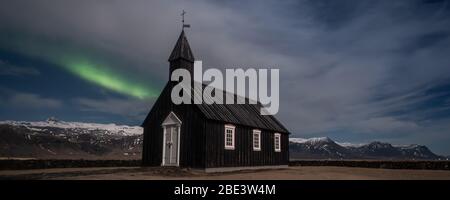 Nordlichter aurora borealis über der Schwarzen Kirche in Island Stockfoto