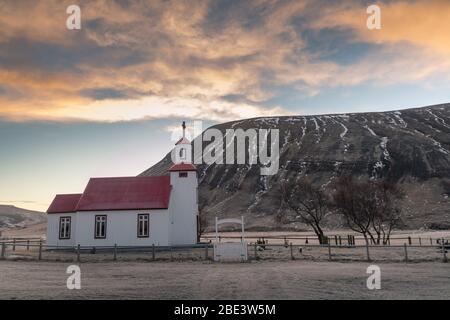 Schöne kleine rote Kirche in Nordisland Stockfoto