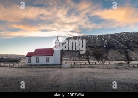 Schöne kleine rote Kirche in Nordisland Stockfoto