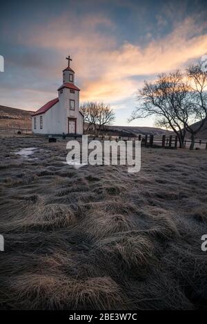 Schöne kleine rote Kirche in Nordisland Stockfoto