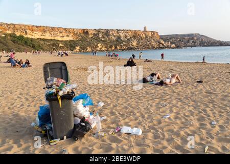 Müll am Strand, IR-Ramla Tal-Mixquqa, Golden Bay, Manikata, Malta Stockfoto