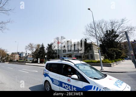 Istanbul, Türkei. April 2020. Polizeibeamte patrouillieren im Kadikoy-Bezirk, nachdem türkische Behörden eine Ausgangssperre am Wochenende angekündigt hatten, um die Ausbreitung des anhaltenden Coronavirus Covid-19-Pandemien in Istanbul, Türkei, am 11. April 2020, einzudämmen. (Foto von Jason Dean/Sipa USA) Quelle: SIPA USA/Alamy Live News Stockfoto