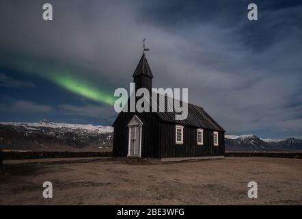 Nordlichter aurora borealis über der Schwarzen Kirche in Island Stockfoto