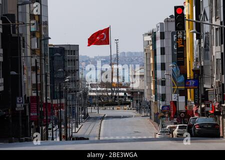 Istanbul, Türkei. April 2020. Ein allgemeiner Überblick über den Kadikoy-Distrikt, nachdem türkische Behörden eine Ausgangssperre am Wochenende angekündigt hatten, um die Ausbreitung des anhaltenden Coronavirus Covid-19-Pandemien in Istanbul, Türkei, am 11. April 2020, einzudämmen. (Foto von Jason Dean/Sipa USA) Quelle: SIPA USA/Alamy Live News Stockfoto