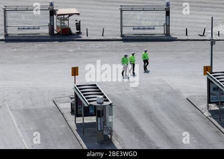 Istanbul, Türkei. April 2020. Polizeibeamte patrouillieren im Bezirk Kadikoy, nachdem türkische Behörden eine Ausgangssperre am Wochenende angekündigt hatten, um die Ausbreitung des anhaltenden Coronavirus Covid-19-Pandemie am 11. April 2020 in Istanbul, Türkei, einzudämmen. (Foto von Jason Dean/Sipa USA) Quelle: SIPA USA/Alamy Live News Stockfoto