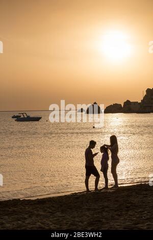 Menschen, die sich gegen die Sonne, IR-Ramla Tal-Mixquqa, Golden Bay, Manikata, Malta Stockfoto