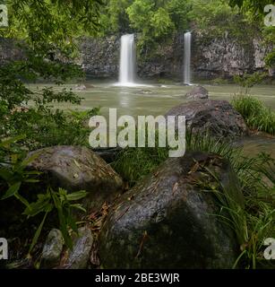 Ein vertikales Panorama des üppigen tropischen Regenwaldes und der Zwillingsfälle im Tully Gorge National Park in Queensland, Australien. Stockfoto