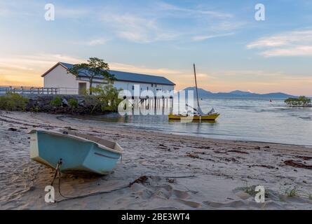 Die historische Zuckerwharf und Boote in Dickson's Inlet of Port Douglas, im Norden von Queensland, Australien Stockfoto