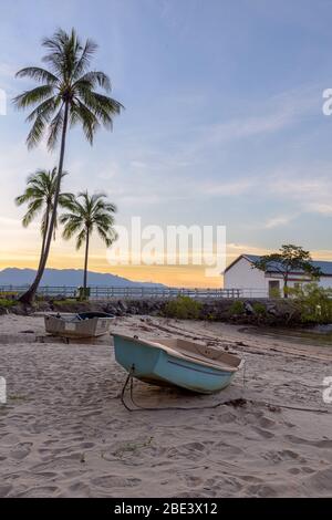 Die historische Zuckerwharf und Boote in Dickson's Inlet of Port Douglas, im Norden von Queensland, Australien Stockfoto