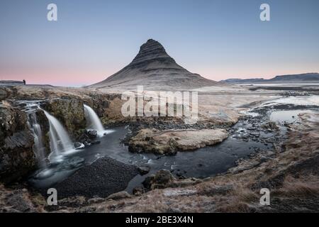 kirkjufell Wasserfall auf der Halbinsel Snæfellsnes in Island Stockfoto