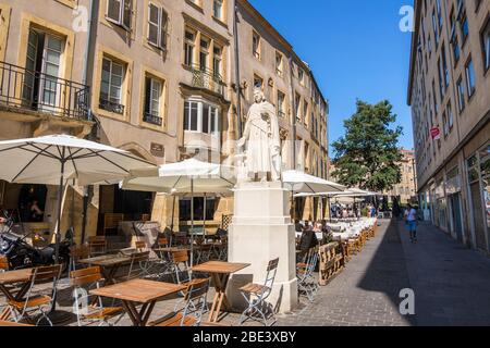 Metz, Frankreich - 31. August 2019: Die Statue von Saint Louis auf dem St. Louis Platz in Metz, Frankreich Stockfoto