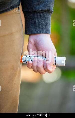 Health Medicine Epi Pen EpiPen Adrenalin Auto Injector Injektionsnadel in einem mans Oberschenkel für schwere allergische Reaktion Stockfoto