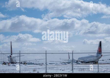 April 11 2020 - Calgary , Alberta, Kanada - Flugzeuge auf dem Calgary International Airport geparkt - Covid-19 Pandemic Stockfoto