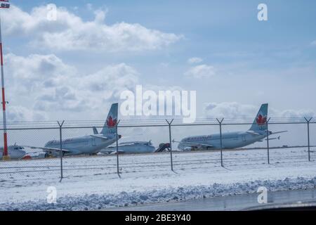 April 11 2020 - Calgary , Alberta, Kanada - Flugzeuge auf dem Calgary International Airport geparkt - Covid-19 Pandemic Stockfoto