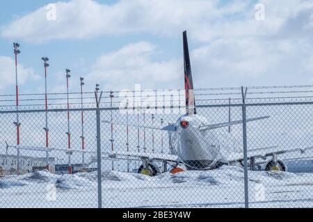 April 11 2020 - Calgary , Alberta, Kanada - Flugzeuge auf dem Calgary International Airport geparkt - Covid-19 Pandemic Stockfoto