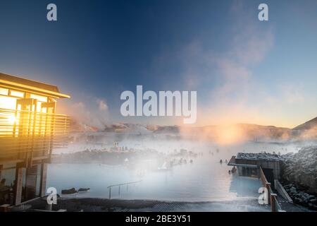 Blaue Lagune Thermalquelle geothermische Spa bei Sonnenuntergang im Winter in Island Stockfoto