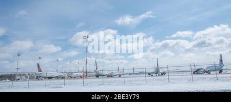 April 11 2020 - Calgary , Alberta, Kanada - Flugzeuge auf dem Calgary International Airport geparkt - Covid-19 Pandemic Stockfoto