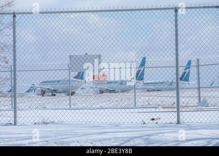 April 11 2020 - Calgary , Alberta, Kanada - Flugzeuge auf dem Calgary International Airport geparkt - Covid-19 Pandemic Stockfoto