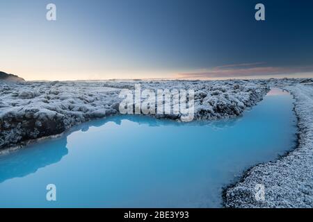 Wunderschöne Landschaft und Sonnenuntergang in der Nähe des Thermalkurortes Blue Lagoon in Island Stockfoto