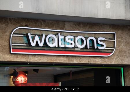 Das Zeichen der Marke Watsons hängt im Gebäude. Ein Foto wurde draußen auf der Straße gemacht. Kosmetik und Körperpflege Marke. Stockfoto