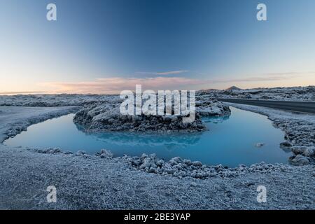 Wunderschöne Landschaft und Sonnenuntergang in der Nähe des Thermalkurortes Blue Lagoon in Island Stockfoto