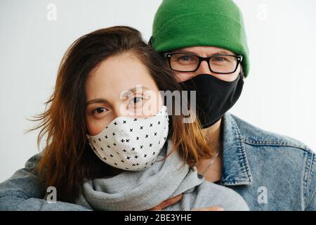 Ein junges Paar in Schutzmasken unter Quarantäne gestellt Stockfoto
