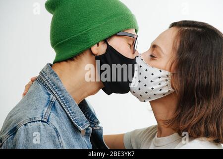 Junges Paar in der Liebe in Schutzmasken. Stockfoto