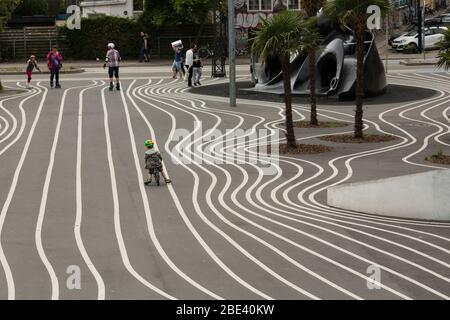 Fahrradfahren und Rollladen sind beliebte Aktivitäten im modernen Park Superkilen im Nørrebro-Viertel von Kopenhagen, Dänemark. Stockfoto