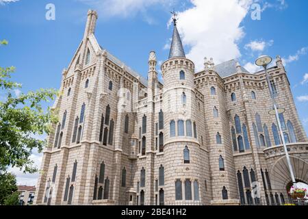 Spanien, Leon, Astorga, Camino de Santiago, der Jakobsweg. Guadi Episcopal Palace von Astorga. Stockfoto