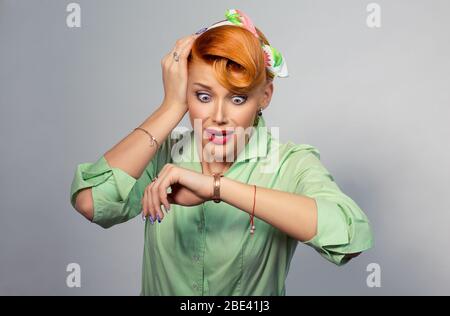 Frau ist spät. Nahaufnahme Porträt Headshot Blick betont junge attraktive schöne Geschäftsfrau überprüft die Zeit zu einem Geschäftstreffen Stockfoto