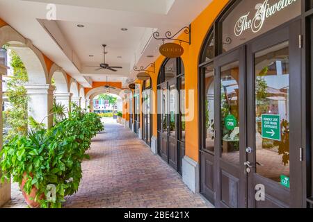 Hochwertige Markengeschäfte in einem Einkaufszentrum in Holetown, Barbados, West Indies, Karibik, Mittelamerika Stockfoto