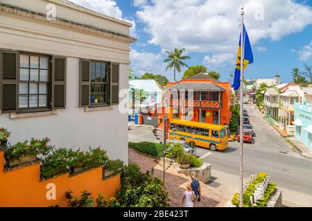 Blick auf den traditionellen 'Reggae Reggae' Bus in Holetown, Barbados, Westindien, Karibik, Mittelamerika Stockfoto