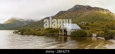 Ikonische Aussicht auf der Promenade, die zum hölzernen Bootshaus am Dove Lake führt, im Cradle Mountain National Park in Tasmanien, Australien. Stockfoto
