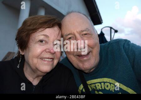 Impish Fotograf Steve Skjold mit Mary seine Art Director arbeiten an Smiling Together. Zawady Gmina Rzeczyca Polen Stockfoto