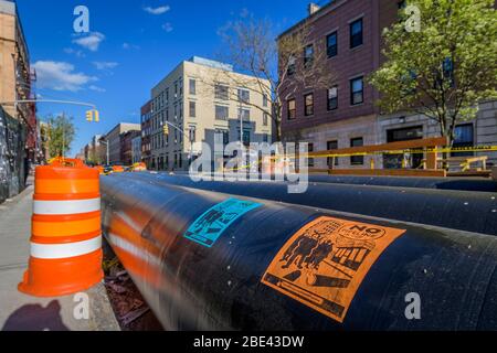 New York, USA. April 2020. KEINE PIPELINE IN UNSERER NACHBARSCHAFT Flyer entlang der North Brooklyn 'MRI' Pipeline Projekt gepostet. National Grid hat die Bauarbeiten angehalten, um die CDC-Richtlinien aufgrund des Ausbruchs der COVID19 einzuhalten. Einwohner und gewählte lokale Beamte haben starken Widerstand gegen die Pipelines ausgedrückt, die durch ihre Nachbarschaften schneiden und hochvolatiles frackierte Gas tragen. (Foto: Erik McGregor/Sipa USA) Quelle: SIPA USA/Alamy Live News Stockfoto