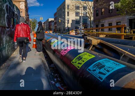 New York, USA. April 2020. KEINE PIPELINE IN UNSERER NACHBARSCHAFT Flyer entlang der North Brooklyn 'MRI' Pipeline Projekt gepostet. National Grid hat die Bauarbeiten angehalten, um die CDC-Richtlinien aufgrund des Ausbruchs der COVID19 einzuhalten. Einwohner und gewählte lokale Beamte haben starken Widerstand gegen die Pipelines ausgedrückt, die durch ihre Nachbarschaften schneiden und hochvolatiles frackierte Gas tragen. (Foto: Erik McGregor/Sipa USA) Quelle: SIPA USA/Alamy Live News Stockfoto