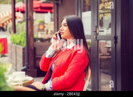 Telefongespräch. Seitenprofil Ansicht Nahaufnahme Porträt einer amerikanischen Geschäftsfrau im Gespräch mit Handy Stockfoto