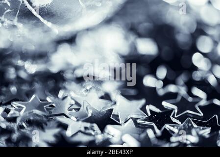 Makro-Foto von hellen silbernen Stern und rissige Glaskugel mit Licht Bokeh Stockfoto