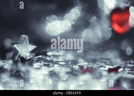 Makro-Foto von hellen silbernen Stern und rissige Glaskugel mit Licht Bokeh Stockfoto