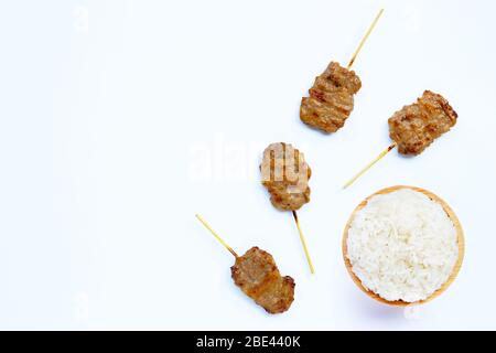 Gegrilltes Schweinefleisch mit klebrigem Reis auf weißem Hintergrund. Kopierbereich Stockfoto